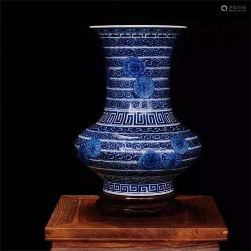 A CHINESE PORCELAIN BLUE AND WHITE VASE