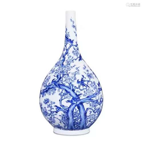 A CHINESE PORCELAIN BLUE AND WHITE FLOWER BIRD BOTTLE