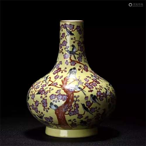 A CHINESE PORCELAIN YELLOW GLGAZE FAMILLE ROSE FLOWER VASE