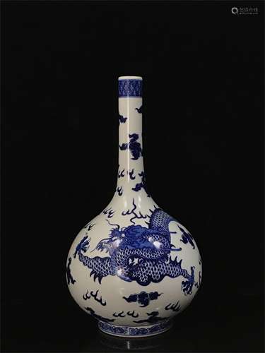 A ANCIENT CHINESE PORCELAIN BLUE AND WHITE DRAGON FIGURES BOTTLE