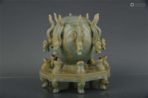 A CHINESE CELADON GLAZE GROUND MOTION GLOBE TABLE ITEM