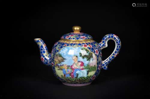 A CHINESE PORCELAIN GOLE PAINTED BLUE GLGAZE FIGURE AND STORY TEAPOT