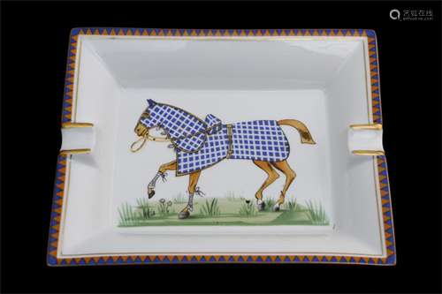 A FINE ENAMEL COLOR PAINTED HORSE FIGURES SQUARE BOX