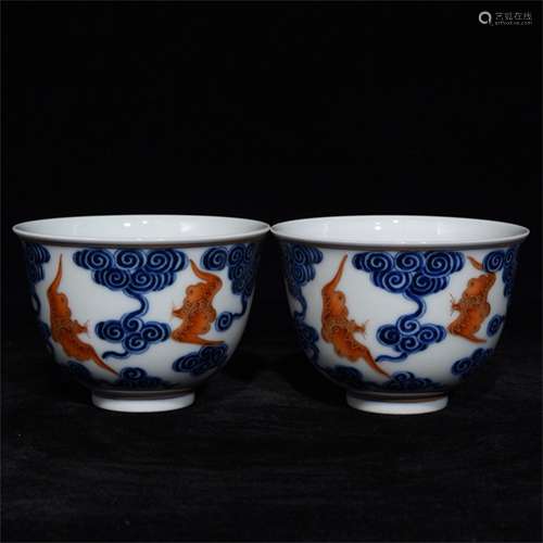 A PAIR OF CHINESE PORCELAIN BLUE AND WHITE CUPS