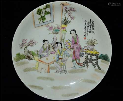 A CHINESE PORCELAIN COLOR PAINTED BEAUTY FIGURES PLATE