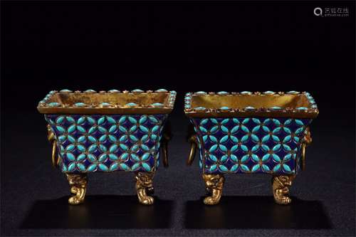 A PAIR OF CHINESE GILT BRONZE RECTANGULAR HANDLE LOOP CUPS