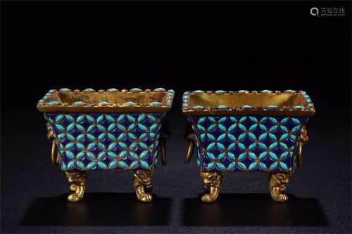 A PAIR OF CHINESE GILT BRONZE RECTANGULAR HANDLE LOOP CUPS