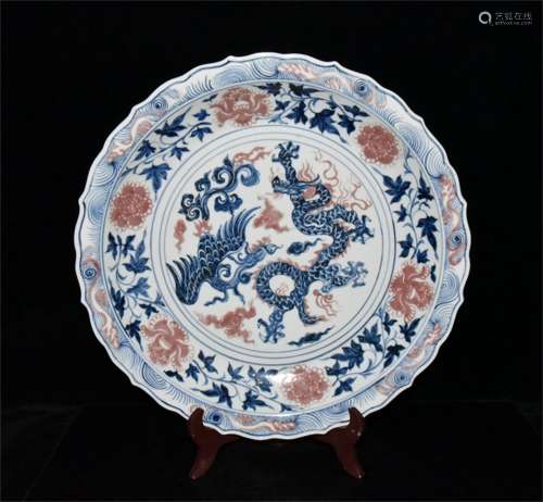 A CHINESE PORCELAIN BLUE AND WHITE DRAGON PHOENIX PLATE