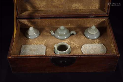 A SET OF CHINESE HETIAN WHITE JADE POT WITH JARS