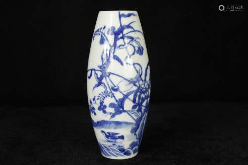 A CHINESE PORCELAIN BLUE AND WHITE FLOWER BIRD BOTTLE