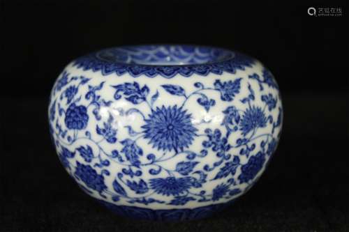 A CHINESE PORCELAIN BLUE AND WHITE FLOWER POT