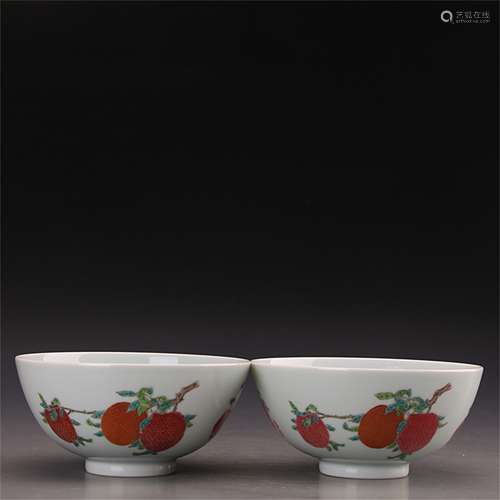 A PAIR OF CHINESE PORCELAIN FAMILLE ROSE BOWLS