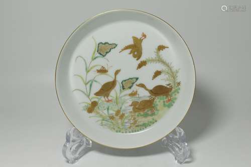 A FINE CHINESE PORCELAIN GOLE PAINTED ROUND PLATE