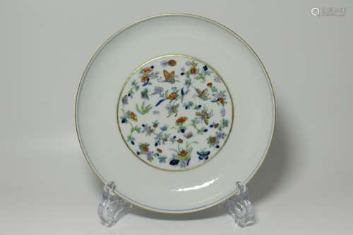 A CHINESE PORCELAIN DOUCAI FLOWER AND BUTTERFLY ROUND PLATE