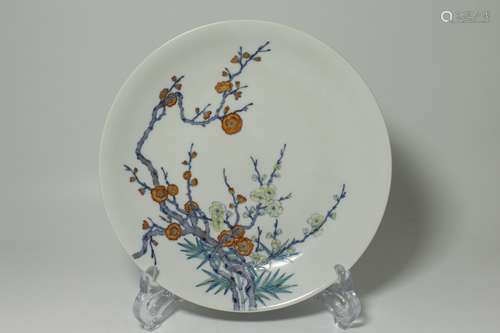 A FINE CHINESE DOUCAI PORCELAIN  FLOWER ROUND PLATE