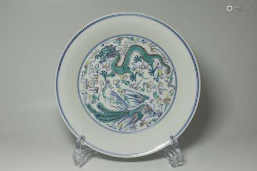 A FINE CHINESE DOUCAI PORCELAIN DRAGON AND PHOENIX ROUND PLATE