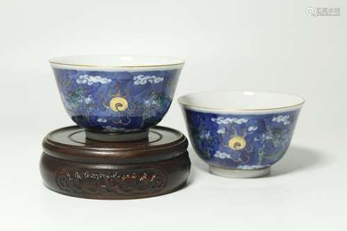 A PAIR OF CHINESE WUCAI PORCELAIN GOLE PAINTED CUPS