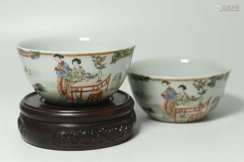 A PAIR OF CHINESE WUCAI PORCELAIN FIGURE CUPS