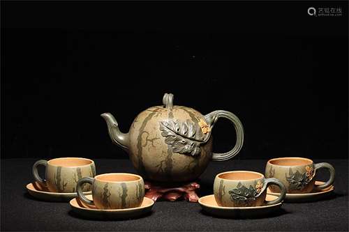 A SET FINE CHINESE CLAY TEAPOT AND CUPS