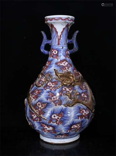 A CHINESE PORCELAIN BLUE AND WHITE DOUBLE HANDLE VASE