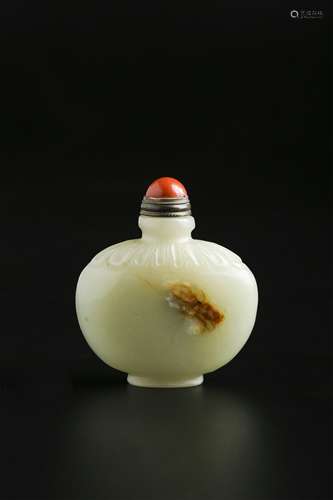 A CHINESE HETIAN JADE SNUFF BOTTLE