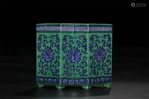 A CHINESE PORCELAIN GREEN GLAZE FLOWER BRUSH POT