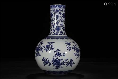 A CHINESE PORCELAIN BLUE AND WHITE FLOWER TIANQIU VASE