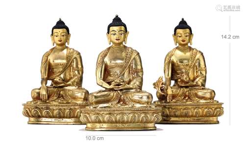 A SET OF CHINESE GILT BRONZE SEATED BUDDHIST