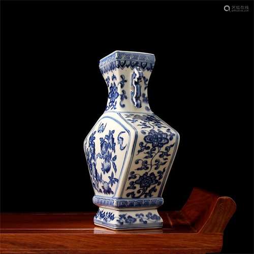 A CHINESE PORCELAIN BLUE AND WHITE DOUBLE HANLE VASE