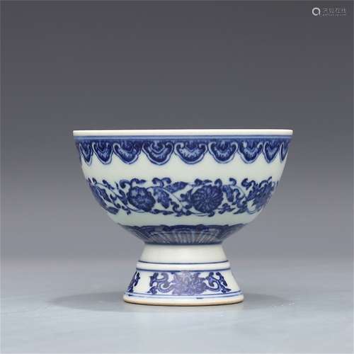 A CHINESE PORCELAIN BLUE AND WHITE FLOWER STEM CUP