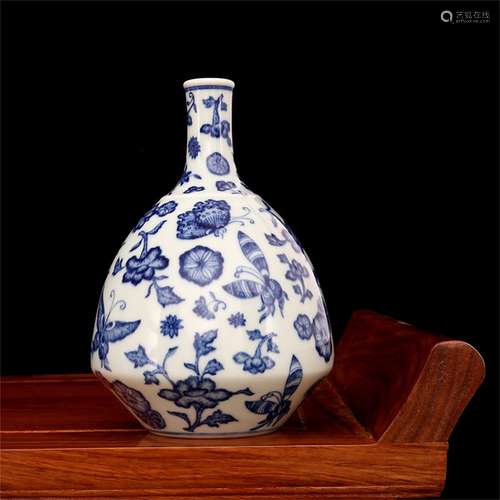 A CHINESE PORCELAIN BLUE AND WHITE FLOWER AND BIRD BOTTLE