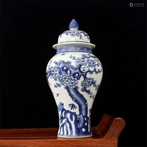 A CHINESE PORCELAIN BLUE AND WHITE FLOWER LIDDED JAR