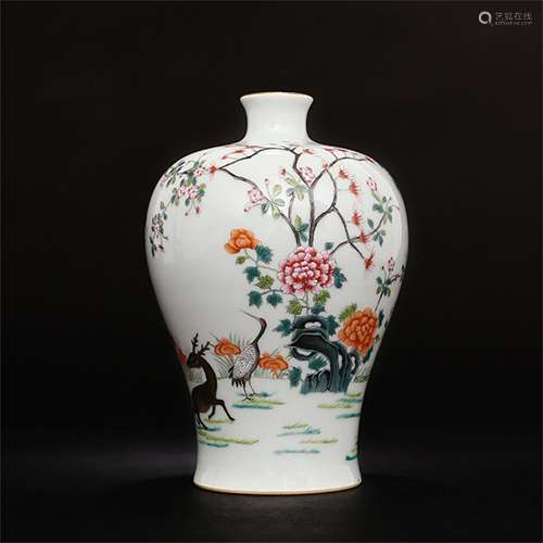 A CHINESE PORCELAIN FAMILLE ROSE GOLE PAINTED MEIPING VASE