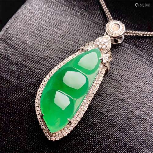 A CHINESE LARGE NATURAL GREEN JAEDITE EANS PENDANT