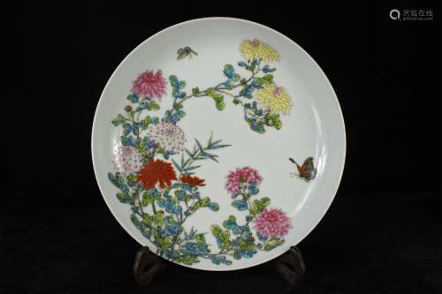A CHINESE PORCELAIN  FAMILLE ROSE FLOWER PLATE