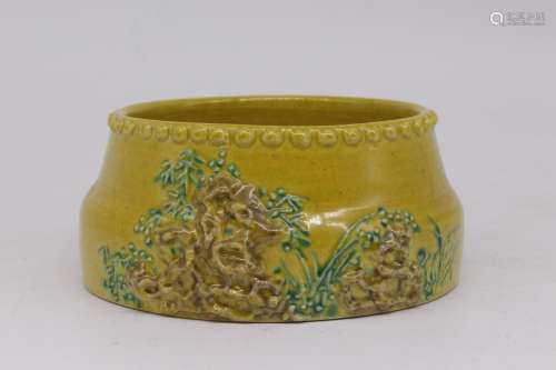 A CHINESE PORCELAIN THREE COLOR CARVED FLOWER BRUSH WASHER