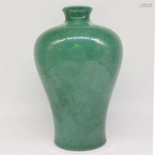 A CHINESE ANCIENT PORCELAIN GREEN GLAZE MEIPING ANCIENT VASE