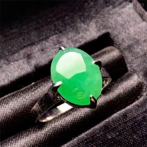 A CHINESE CERTIFIED NATURAL GREEN JADEITE WOMEN'S RING