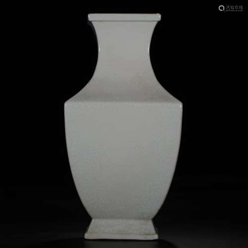 A CHINESE PORCELAIN CRACKED GLAZE SQUARE VASE