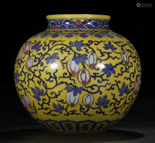 A CHINESE PORCELAIN YELLOW GLAZE FLOWER JAR