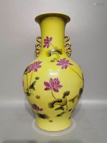 A CHINESE PORCELAIN YELLOW GLAZE LOTUS VASE