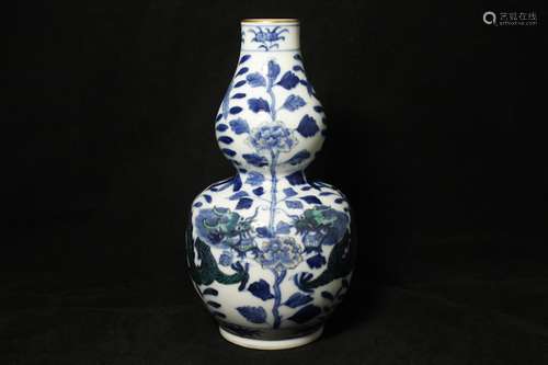 A CHINESE PORCELAIN DOU CAI FLOWER GOURD VASE