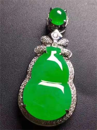 A CHINESE NATURAL 18 K GOLD GREEN GOURD PENDANT