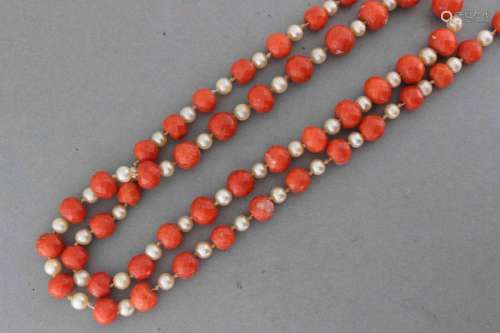 Necklace of two rows of pearls and faceted coral b…
