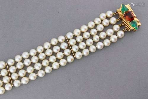 Bracelet four rows of pearls, the gold clasp is en…