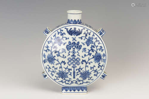 BLUE AND WHITE 'AUSPICIOUS' MOON FLASK WITH HANDLES