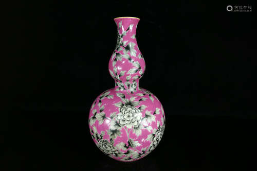 GRISAILLE PAINTED AND PINK GROUND DOUBLE GOURD 'FLOWERS' VASE