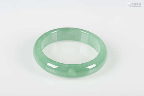 JADEITE ROUND BANGLE WITH AIGL CERTIFICATE