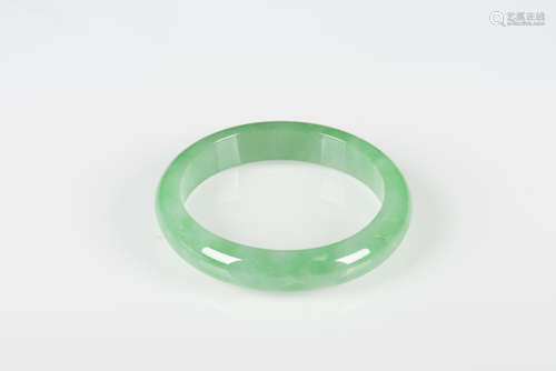 JADEITE ROUND BANGLE WITH AIGL CERTIFICATE