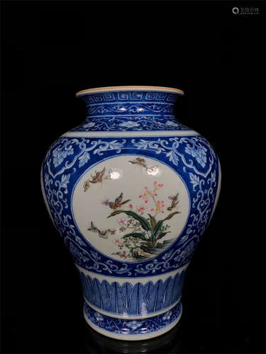 BLUE AND WHITE FAMILLE ROSE OPEN MEDALLION VASE